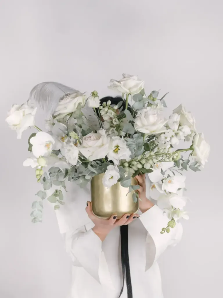 aranjament cu trandafiri orhidee si eustoma albe 653a2 1152x1536